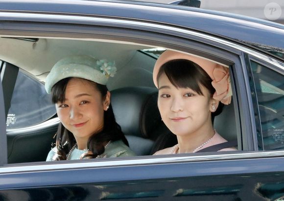 Les princesses japonaises Mako, à droite, et Kako, à gauche, arrivent dans un véhicule au Palais impérial pour célébrer le 86e anniversaire de l'empereur émérite Akihito à Tokyo, au Japon, lundi 23 décembre 2019. Photo par Pool/Jiji Press/ABACAPRESS.COM