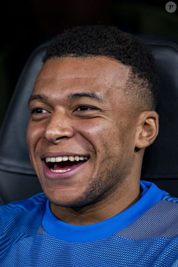 Le 10 décembre 2025, Madrid, Madrid, Espagne : Kylian Mbappé du Real Madrid sourit alors qu'il est assis sur le banc pendant le match de la phase MD6 de l'UEFA Champions League 2025/26 entre le Real Madrid C.F. et Manchester City au stade Santiago Bernabeu le 10 décembre 2025 à Madrid, Espagne. (Credit Image : © Alberto Gardin/ZUMA Press Wire / Bestimage)