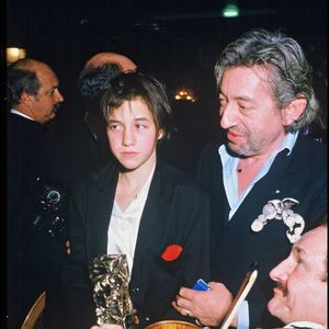 “C’est comme si je m’étais tue pendant trente-deux ans, et que tout d’un coup, je pouvais parler de la personne que j’aime plus que tout”, explique-t-elle

Archives - Charlotte Gainsbourg et son père Serge Gainsbourg à la cérémonie des César 1986. RINDOFF-PATERSON / BESTIMAGE