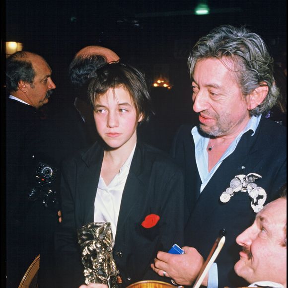 “C’est comme si je m’étais tue pendant trente-deux ans, et que tout d’un coup, je pouvais parler de la personne que j’aime plus que tout”, explique-t-elle

Archives - Charlotte Gainsbourg et son père Serge Gainsbourg à la cérémonie des César 1986. RINDOFF-PATERSON / BESTIMAGE