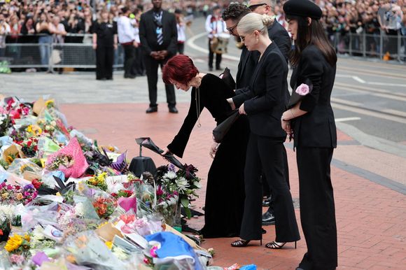 Sharon Osbourne, Jack Osbourne et Kelly Osbourne lors de la procession funéraire à Birmingham. Le cortège funèbre d'Ozzy Osbourne passe devant le Black Sabbath Bridge à Birmingham, Royaume-Uni le mercredi 30 juillet 2025. Photo de Stephen Lock/I-Images/ABACAPRESS.COM