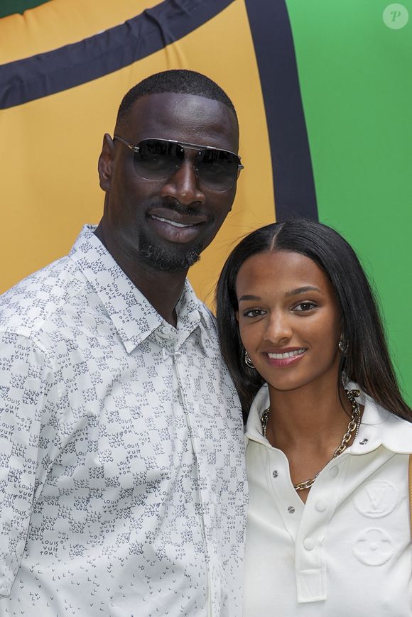 Omar Sy et sa fille Selly lors du défilé de mode Homme printemps-été 2023 Louis Vuitton dans la cour Carrée du Louvre à Paris, France, le 23 juin 2022. © Olivier Borde / Bestimage