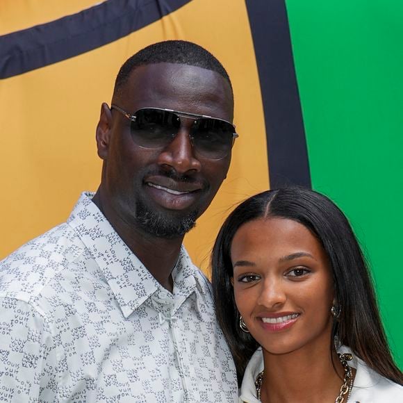 Omar Sy et sa fille Selly lors du défilé de mode Homme printemps-été 2023 Louis Vuitton dans la cour Carrée du Louvre à Paris, France, le 23 juin 2022. © Olivier Borde / Bestimage