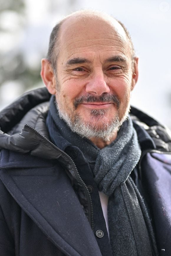 Bernard Campan assiste à un photocall pour le film "Et Plus Si Affinites" lors du 27e Festival du film de l'Alpe d'Huez à l'Alpe d'Huez, France, le 19 janvier 2024. Photo by Julien Reynaud/APS-Medias/ABACAPRESS.COM