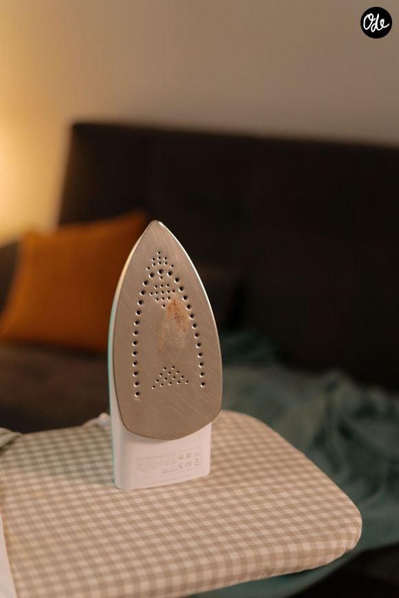 Une pâte de bicarbonate permet de désincroûter la plaque métallique sans rayer la surface.