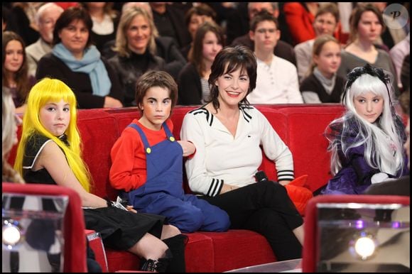 Lio et son fils Diego et ses filles Garance et Léa lors de l'enregistrement de l'émission "Vivement dimanche" le 17 février 2010. © Guillaume Gaffiot/Bestimage