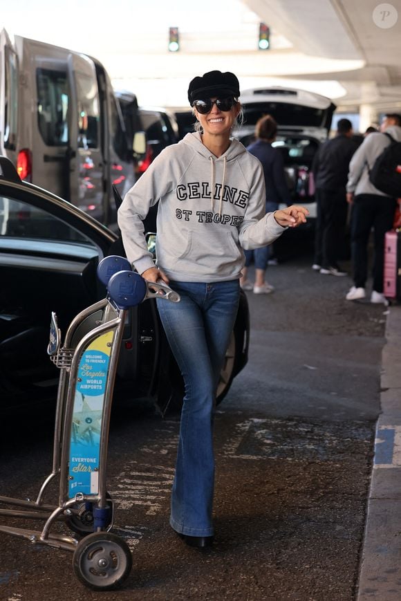 Exclusif - Laeticia Hallyday arrive à l'aéroport de Los Angeles sur un vol en provenance de Paris le 22 janvier 2023.
Laeticia commence l’année sous le signe de l’austérité, en effet pas de limousine avec chauffeur pour son arrivée à LAX, c’est son amie Christina qui vient la chercher avec sa Tesla model 3 et son chien a l’arrière. Laeticia place elle meme ses bagages dans le coffre et à l’arrière du véhicule. POUR INFOS VOIR VENDEUR