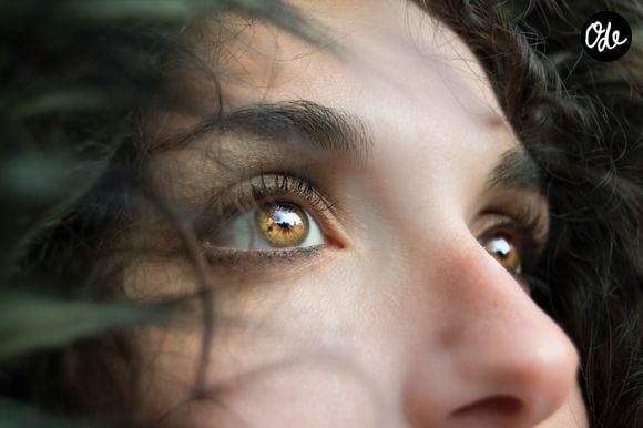 Baisser les yeux protège de la timidité et des émotions trop fortes.

Marina Vitale / Unsplash
