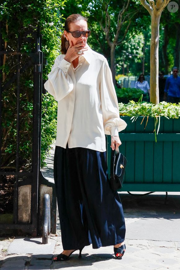 Exclusif - Carole Bouquet - Arrivées aux obsèques de Francis Giacobetti à la chapelle Saint Pierre de Neuilly-sur-Seine, France, le 12 juin 2025. © Christophe Clovis/Bestimage