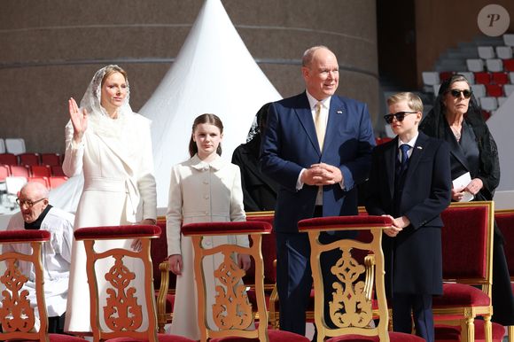 La princesse Charlene de Monaco, la princesse Gabriella de Monaco, la comtesse de Carlades, le prince Albert II de Monaco et le prince Jacques, prince héréditaire de Monaco, marquis des Baux, lors de la messe papale au stade Louis-II de Monte-Carlo, à Monaco, le 28 mars 2026. Le pape Léon XIV se rend à Monaco pour un voyage symbolique d'une journée, la première présence papale à Monaco depuis près de cinq siècles. © Jean-Charles / Pool Monaco / Bestimage