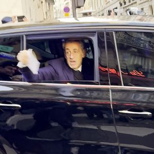 Nicolas Sarkozy en voiture pour se rendre à la prison de La Santé à Paris, France, le 21 octobre 2025. 

© Charles Cohen-Boyer/Bestimage