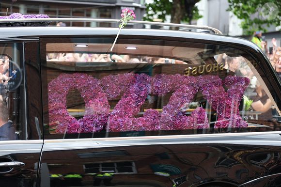 Sharon Osbourne et des membres de sa famille regardent les hommages floraux alors que le cortège funéraire d'Ozzy Osbourne s'arrête au Black Sabbath Bridge à Birmingham, Royaume-Uni le mercredi 30 juillet 2025. Photo de Stephen Lock/I-Images/ABACAPRESS.COM