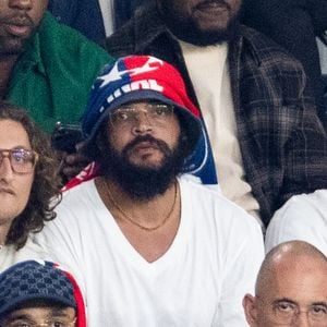 Yannick Noah avec ses fils Joakim et Joalukas Noah - Les célébrités dans les tribunes lors du match aller de la demi-finale de la Ligue Des Champions 2025-2026 (LDC) "Paris Saint-Germain (PSG) - Bayern Munich (5-4)" au Parc des Princes, le 28 avril 2026. © Cyril Moreau/Bestimage