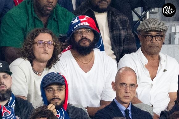 Yannick Noah avec ses fils Joakim et Joalukas Noah - Les célébrités dans les tribunes lors du match aller de la demi-finale de la Ligue Des Champions 2025-2026 (LDC) "Paris Saint-Germain (PSG) - Bayern Munich (5-4)" au Parc des Princes, le 28 avril 2026. © Cyril Moreau/Bestimage