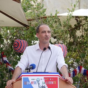 Raphaël Glucksmann lors de l'inauguration d'une réplique de la Statue de la Liberté à Izon le 14 juillet 2026.
© Frédéric Hervé / Bestimage