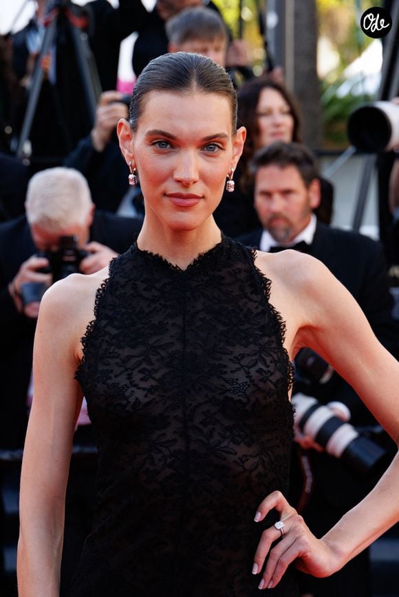 Charlotte Cardin - Montée des marches du film « La vie d’une femme » lors du 79ème Festival International du Film de Cannes, le 13 mai 2026. © Jacovides-Moreau / Bestimage