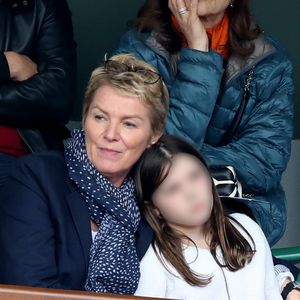 Elise Lucet et sa fille Rose - People dans les tribunes des internationaux de France de Roland Garros à Paris le 4 juin 2016. © Moreau - Jacovides / Bestimage