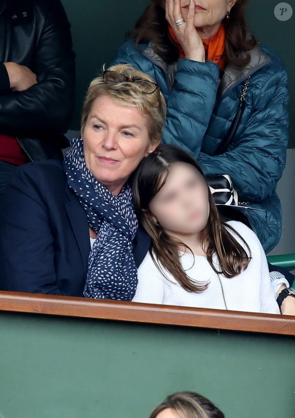 Elise Lucet et sa fille Rose - People dans les tribunes des internationaux de France de Roland Garros à Paris le 4 juin 2016. © Moreau - Jacovides / Bestimage