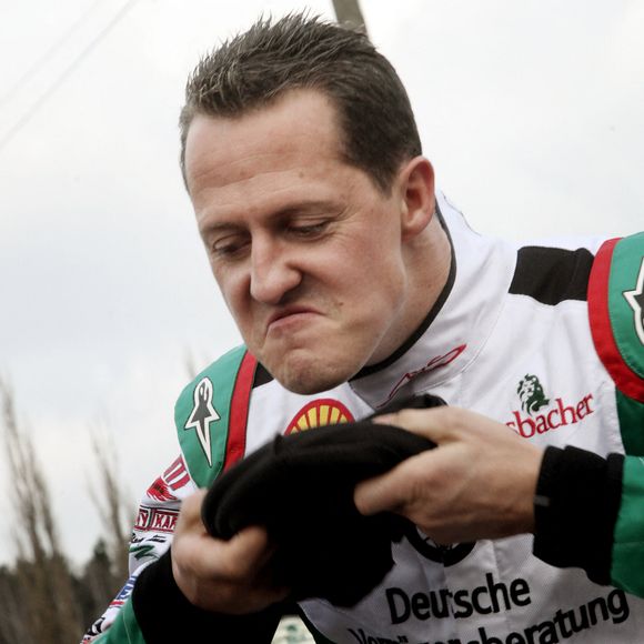 L'ancien pilote de Formule 1 allemand Michael Schumacher pilote un kart pendant la Winter Cup organisée par le Kart-Club à Kerpen, Allemagne, le 13 décembre 2009. Le champion de Formule 1 pourrait revenir sur la scène de la Formule 1 en 2010 en tant que pilote de la nouvelle équipe Mercedes Benz. Plusieurs sources ont rapporté au cours du week-end que Schumacher avait conclu un accord oral concernant un contrat de pilote d'un an avec Merecedes. Photo par Felix Heyder/DPA/Cameleon/ABACAPRESS.COM