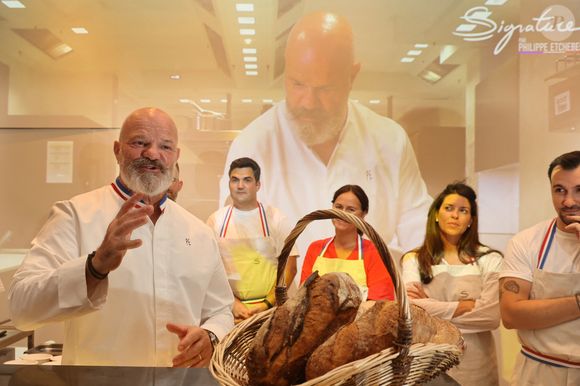 Le chef Philippe Etchebest décline son plat "Signature" en mode street food au sein du Pop Up Club à Bordeaux le 11 septembre 2023.
© Fabien Cottereau / Bestimage