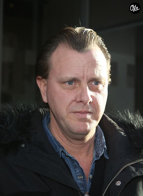Une ancienne dette de plus de 22 000 euros réclamée en Belgique vient également compliquer sa situation.

Exclusif - Le producteur Claude François Jr (Fils de Claude François) dans les rues de Paris. Le 5 janvier 2017. Photo par Agence / Bestimage
