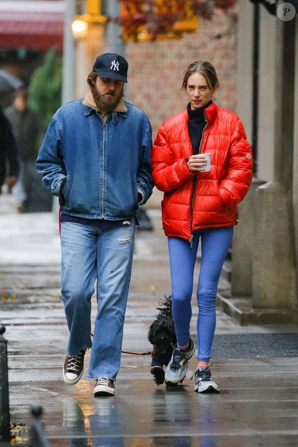 Maya Hawke et son petit ami Christian Lee sont vus en train de se promener après avoir pris un café alors qu'elle porte une veste rouge après la grande première de la saison 5 de Stranger Things. Photo par Backgrid USA / Bestimage