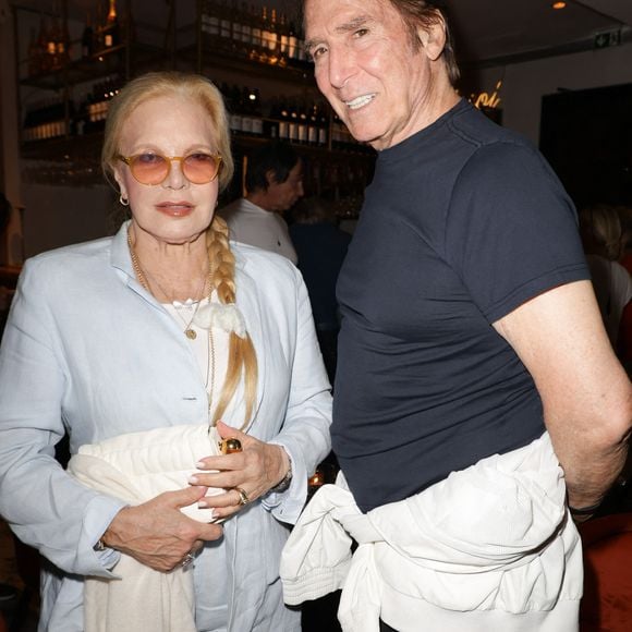 "Je suis celui qui est arrivé après Johnny, mais j’avais assez de confiance en moi pour ne pas en souffrir."

Exclusif - Sylvie Vartan et son mari Tony Scotti - Dédicace du livre de Jean Testanière "Messager de l'invisible" avec S.Vartan et V.Jannot chez Paillettes à Paris le 19 septembre 2024. © Coadic Guirec/Bestimage