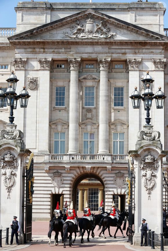 Illustration - Le couple royal d'Angleterre au départ du palais de Buckingham pour l'ouverture officielle du parlement britannique au palais de Westminster à Londres. Le 17 juillet 2024