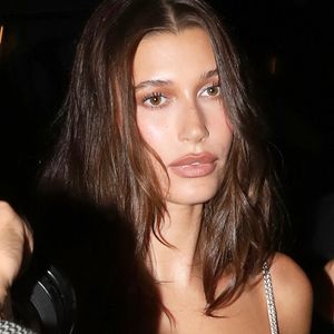 Sur les réseaux sociaux, les experts de la beauté se sont empressés de décrypter les secrets du maquillage parfait de la star.
Hailey Bieber à Paris.
© Bestimage