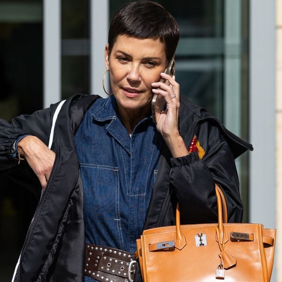 Cristina Cõrdula à la sortie de l'émission de radio Les Grosses Têtes sur RTL, à Neuilly-sur-Seine, France, le 22 septembre 2025. © Julien Sarkissian/Bestimage