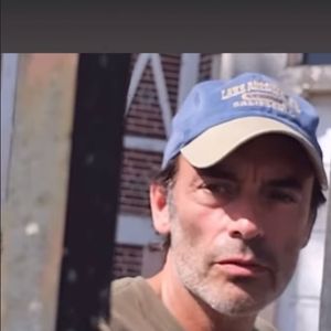 Samedi 23 août, Anthony Delon a partagé une vidéo dans laquelle il en explique les raisons. La cérémonie hommage aurait dans un premier temps été interdite au public à son grand dam. Un choix qu'il ne comprenait pas... Voilà pourquoi il l'a boudée. Mais les élus et organisateurs ont finalement changé d'avis après coup !

(Capture d'écran Instagram d'Anthony Delon - 23 août 2025)