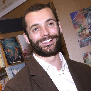 L'essayiste, fils de Cécilia Attias, intervenait déjà régulièrement sur LCI. Mais selon "Puremédias", Louis Sarkozy n'aura pas à choisir entre les deux groupes : il pourra continuer à apparaître sur la chaîne info du groupe TF1, tout en étant chroniqueur sur RMC chez Apolline de Malherbe.

Exclusif - Louis Sarkozy en séances de dédicaces pour son livre "Napoléon Bonaparte - L'empire des livres" (Éditions Passés composés) à la librairie Lamartine à Paris. 
© Cédric Perrin/Bestimage