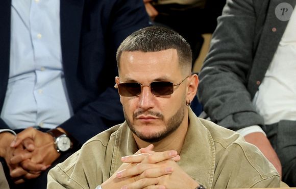 DJ Snake dans les tribunes lors de la session du soir des Internationaux de France de Tennis de Roland Garros 2025, à Paris, France, le 4 juin 2025. © Jacovides-Moreau/Bestimage