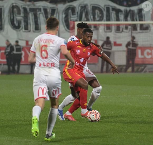 Nazon Duckens a dû fuir l'Iran en voiture à cause de la fermeture de l'espace aérien.

Nazon Duckens - L'AS Nancy Lorraine dégringole en National dans le chaos le plus complet après sa défaite contre Quevilly-Rouen 3-0. MAO/Panoramic/Bestimage