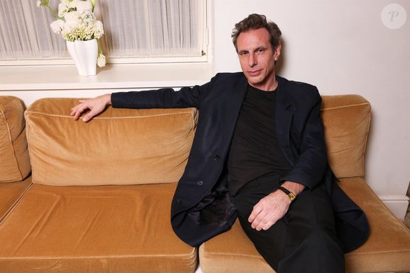 Le Suédois, fondateur de la marque de jeans FRAME et associé à des stars comme Kim Kardashian, aurait mené une double vie faite d’excès, de mensonges et de dépenses colossales. 

Erik Torstensson au dîner organisé par Frame au château Voltaire lors de la Fashion Week de Paris  (fashion week (PFW)) le 8 mars 2025. Backgrid USA / Bestimage