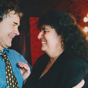 "C'est grâce à vous que je tiens encore la rampe. Et que je me cramponne à mon stylo pour vous en broder d’autres, puisque vous avez la faiblesse de les aimer…"

Archives - Pierre Perret et sa femme feu Rebecca (Simone Mazaltarim). © JLPPA / Bestimage