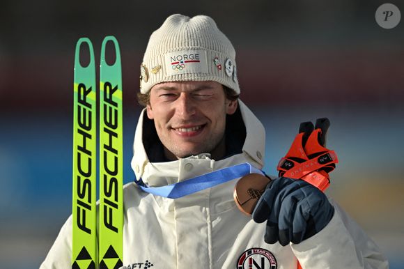 10 février 2026, Italie, Antholz : Olympia, Jeux Olympiques d'hiver Milan Cortina 2026, biathlon, individuel 20 km, hommes, Sturla Holm Laegreid de Norvège, troisième, fête ses médailles de bronze. Photo : Hendrik Schmidt/DPA/ABACAPRESS.COM