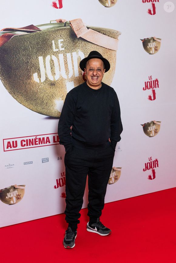 Booder a déjà précisé qu'il ne souffre d'aucune maladie génétique et qu'il ressemble simplement à son oncle.

Booder - Première du film "Le Jour J" à Paris, le 9 octobre 2025.
© Julien Sarkissian/Bestimage
