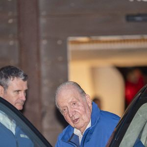 Sa biographe Laurence Debray qui a eu l'honneur d'en être témoin n'a pas manqué de rapporter quelques détails de cette soirée d'exception qui a débuté aux alentours de 20h le 5 janvier 2025. 

Le roi émérite Juan Carlos 1er reçoit une médaille au club nautique de Sanxenxo le 29 septembre 2024. (Cordon / Bestimage).