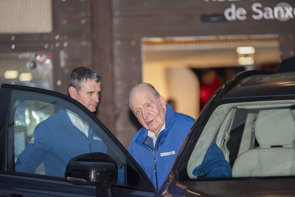 Sa biographe Laurence Debray qui a eu l'honneur d'en être témoin n'a pas manqué de rapporter quelques détails de cette soirée d'exception qui a débuté aux alentours de 20h le 5 janvier 2025. 

Le roi émérite Juan Carlos 1er reçoit une médaille au club nautique de Sanxenxo le 29 septembre 2024. (Cordon / Bestimage).