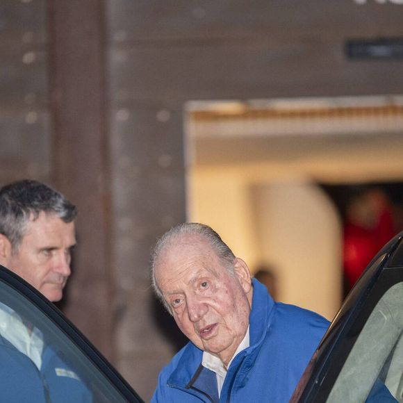 Sa biographe Laurence Debray qui a eu l'honneur d'en être témoin n'a pas manqué de rapporter quelques détails de cette soirée d'exception qui a débuté aux alentours de 20h le 5 janvier 2025. 

Le roi émérite Juan Carlos 1er reçoit une médaille au club nautique de Sanxenxo le 29 septembre 2024. (Cordon / Bestimage).