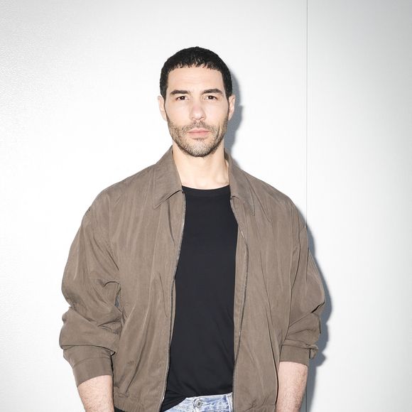 Tahar Rahim en backstage de l'émission "C à vous" lors du 78ème Festival International du Film de Cannes le 20 mai 2025. © Jack Tribeca / Bestimage