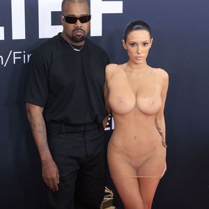 Impossible d'oublier leur surprenante apparition sur le tapis rouge de la 67ème cérémonie des Grammy Awards en février 2025. 

Kanye West et sa femme Bianca Censori lors de la 67e cérémonie des Grammy Awards qui s'est tenue à la Crypto.com Arena à Los Angeles, Californie, le dimanche 2 février 2025.  © Zuma Press / Bestimage