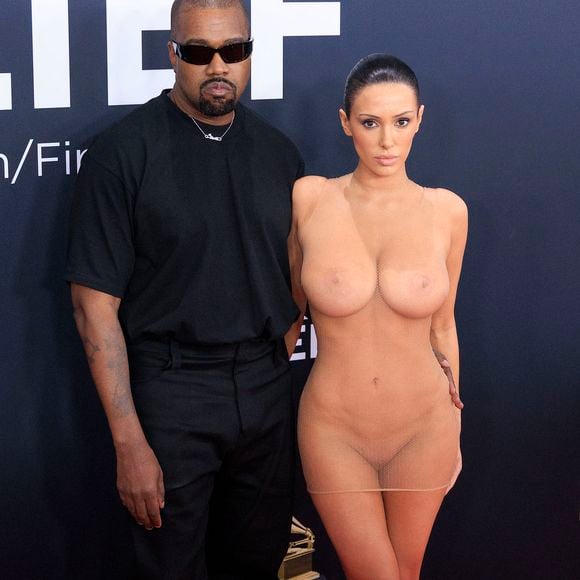 Impossible d'oublier leur surprenante apparition sur le tapis rouge de la 67ème cérémonie des Grammy Awards en février 2025. 

Kanye West et sa femme Bianca Censori lors de la 67e cérémonie des Grammy Awards qui s'est tenue à la Crypto.com Arena à Los Angeles, Californie, le dimanche 2 février 2025.  © Zuma Press / Bestimage