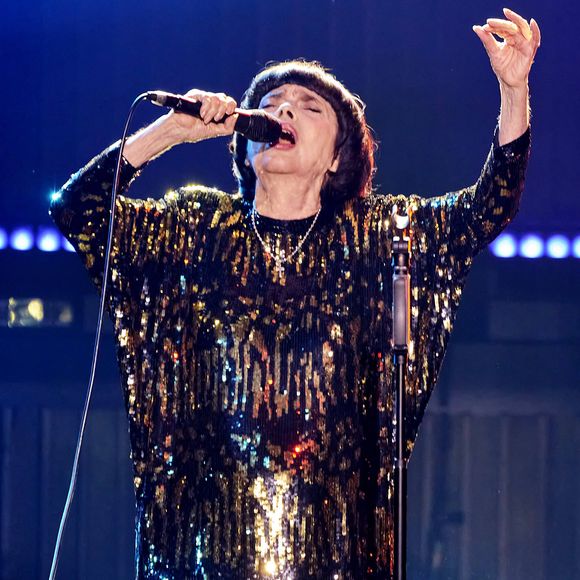 Un retour stressant pour l'interprète du titre "Une femme amoureuse".

La chanteuse Francaise Mireille Mathieu en direct lors d'un concert de sa tournée d'adieu Goodbye my Love Goodbye au Kuppelsaal de Hanovre - 30/10/2024