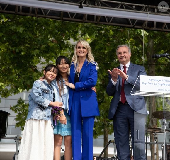 Laeticia Hallyday et ses filles Jade et Joy avec Jean-Luc Moudenc (Maire de Toulouse) - inaugurent une esplanade portant le nom de Johnny Hallyday située en face du Zénith de Toulouse, le 15 juin 2019, date hautement symbolique puisque le rockeur aurait eu 76 ans. © Frédéric Maligne/Bestimage