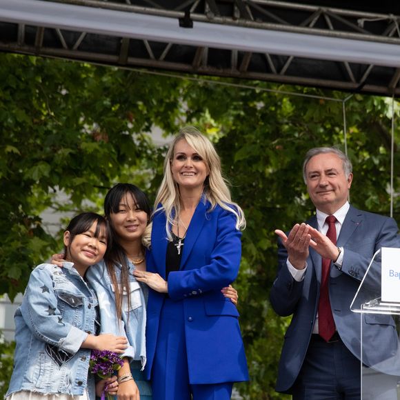 Laeticia Hallyday et ses filles Jade et Joy avec Jean-Luc Moudenc (Maire de Toulouse) - inaugurent une esplanade portant le nom de Johnny Hallyday située en face du Zénith de Toulouse, le 15 juin 2019, date hautement symbolique puisque le rockeur aurait eu 76 ans. © Frédéric Maligne/Bestimage
