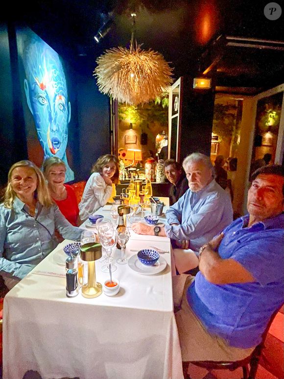Exclusif - Eddy Mitchell dîne avec sa femme, sa fille et des amis à Saint-Tropez, Côte d'Azur, France, le samedi 5 septembre 2025.

Crédit : ©AGENCE / BESTIMAGE