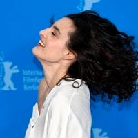 La fille d'Inès de la Fressange, Nine d'Urso, se confie : en couple avec une femme par le passé, elle "a un amoureux garçon maintenant"