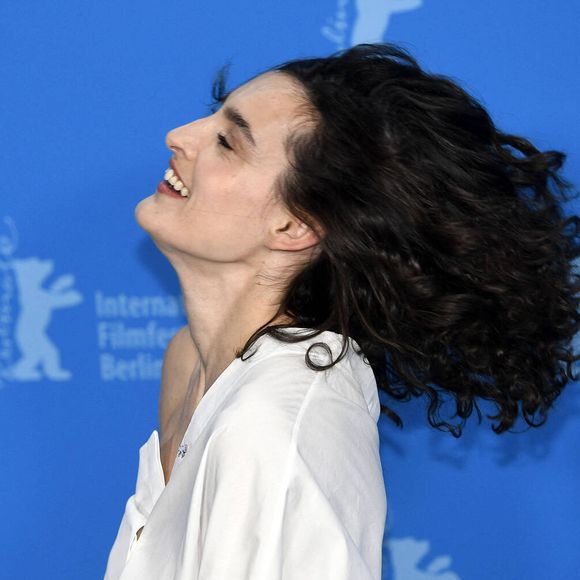 Nine d'Urso est ouvertement bisexuelle.

Nine d'Urso - Photocall du film "Hors du temps" lors du 74ème Festival International du Film de Berlin, La Berlinale. 
© Imago / Panoramic / Bestimage